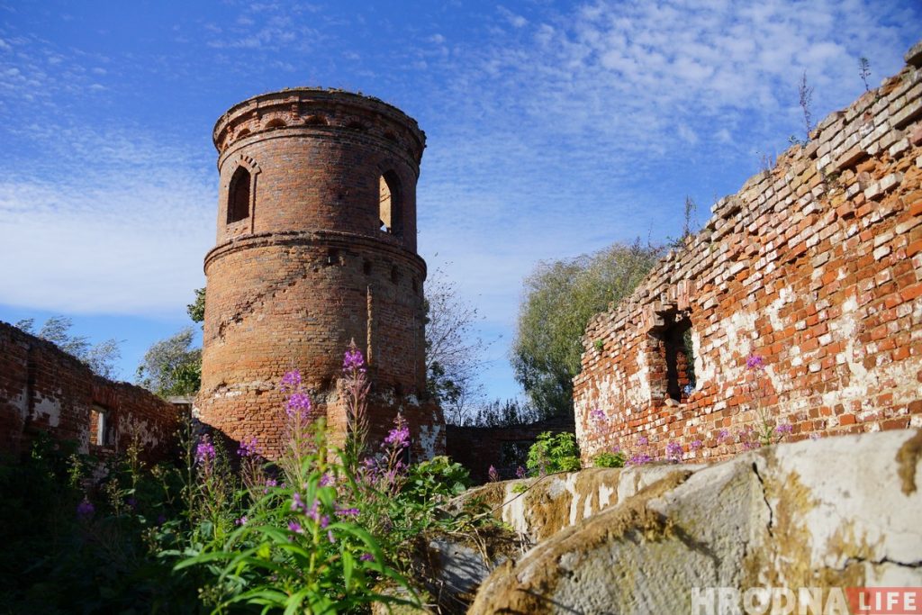 Амаль гатычны замак і палац. У Гродзенскай вобласці зноў выставілі на продаж вядомыя сядзібы (абноўлена)