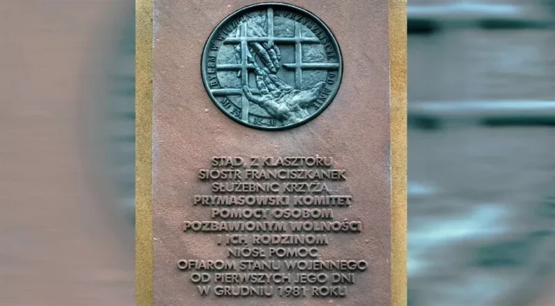 Мемориальная доска на монастыре монахинь-францисканцев, где Примасовский комитет оказывал помощь жертвам военного положения. Автор-Кшиштоф Хойнацки, East News