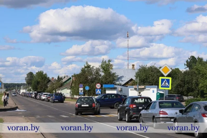 Біяпрыбіральні, бясплатная каша і ДАІ. Што адбываецца на мяжы з Літвой, дзе захраслі сотні машын