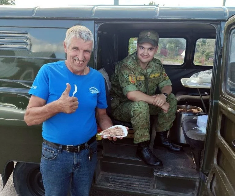 Біяпрыбіральні, бясплатная каша і ДАІ. Што адбываецца на мяжы з Літвой, дзе захраслі сотні машын
