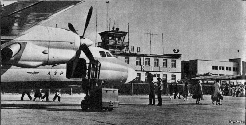 Будынак аэрапорта з дыспетчарскай ў Каралін. Фотаальбом "Гродна", 1975 год. Крыніца: oldgrodno.by