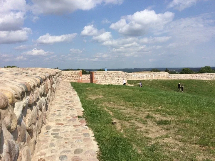 «Не ўявіш харугвы крыжакоў». Новыя муры Навагрудскага замка закрылі віды з Замкавай гары — турысты і мясцовыя не задаволеныя