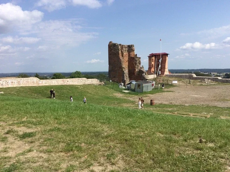 «Не ўявіш харугвы крыжакоў». Новыя муры Навагрудскага замка закрылі віды з Замкавай гары — турысты і мясцовыя не задаволеныя