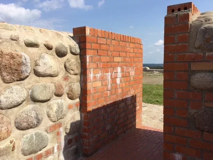 «Не ўявіш харугвы крыжакоў». Новыя муры Навагрудскага замка закрылі віды з Замкавай гары — турысты і мясцовыя не задаволеныя