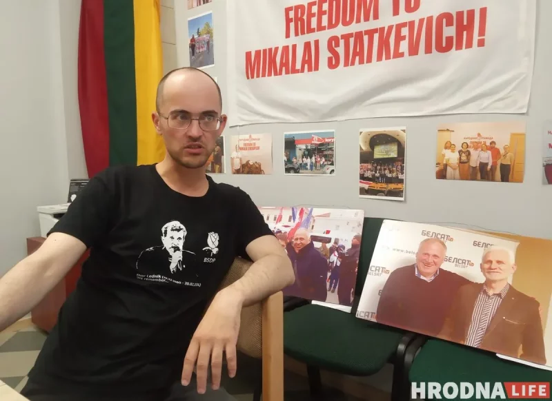 Фото: Сергей Спариш в офисе партии “Народная грамада”. Вильнюс. 17.09.2025. На фоне на фото Николай Статкевич