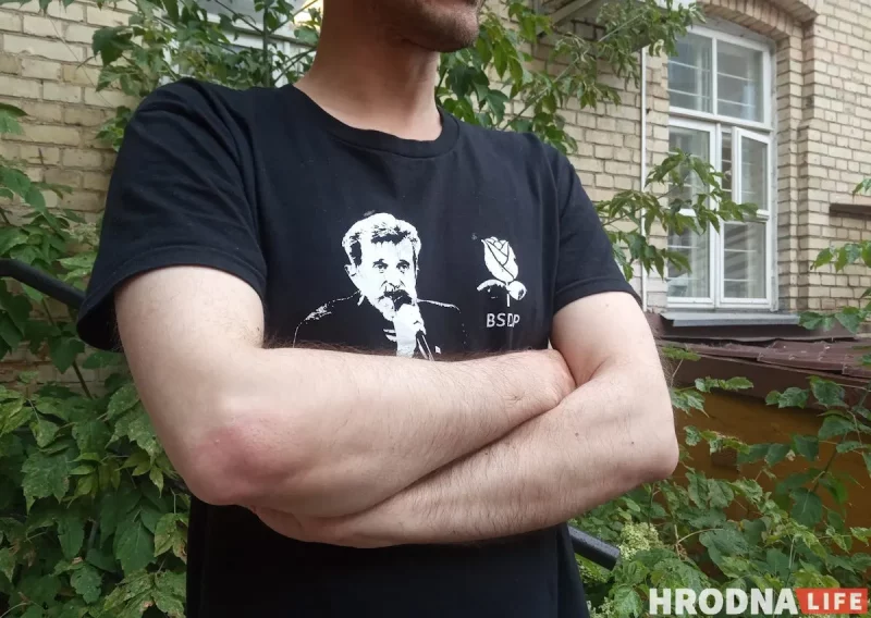 Сергей Спариш в майке с портретом Ильи Ледника