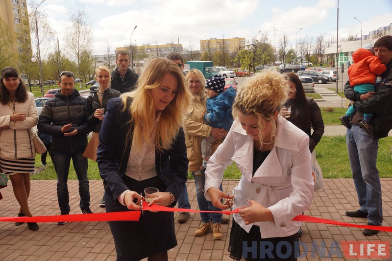 Можно на стуле, а можно под столом. Где стричься в "Подстригульках" - решают маленькие клиенты