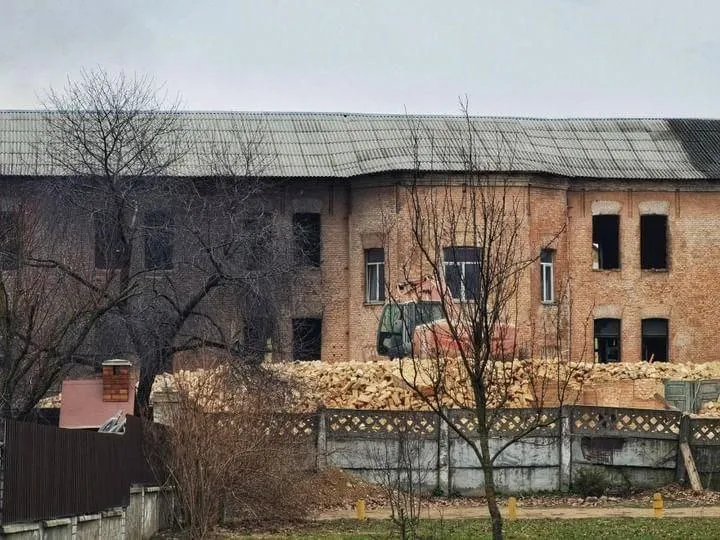 Казарма на Щорса, 4 на фоне сноса первой казармы