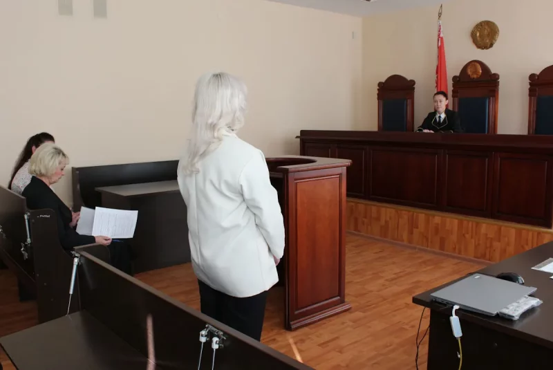 Суддзя Яўгенія Дзярабіна разглядае справу ТАА "Н" на выязным пасяджэнні на юрыдычным факультэце Гродзенскага дзяржаўнага ўніверсітэта імя Янкі Купалы. Фота: Прэс-служба Эканамічнага суда Гродзенскай вобласці