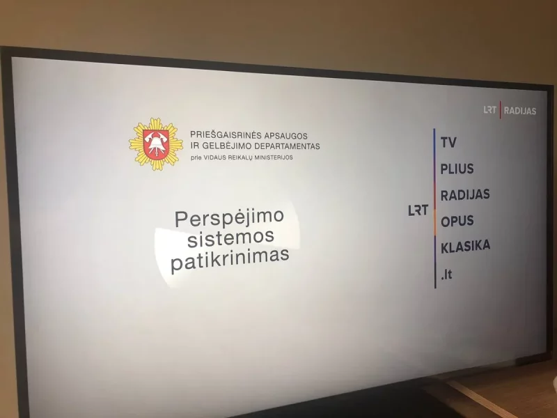 Перадача інфармацыі па літоўскім ТБ падчас праверкі сістэмы апавяшчэння. Фота: Макс Моррыссан.