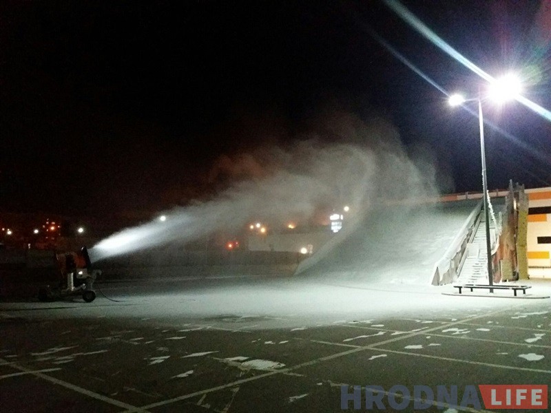 Пришли морозы и около "OldCity" стали готовить снежную горку Пришли морозы и около "OldCity" стали готовить снежную горку