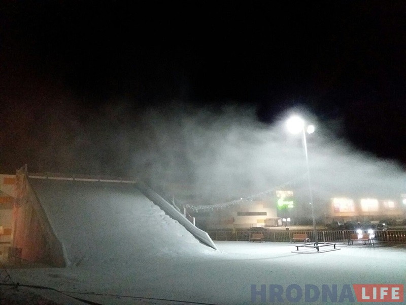 Пришли морозы и около "OldCity" стали готовить снежную горку Пришли морозы и около "OldCity" стали готовить снежную горку