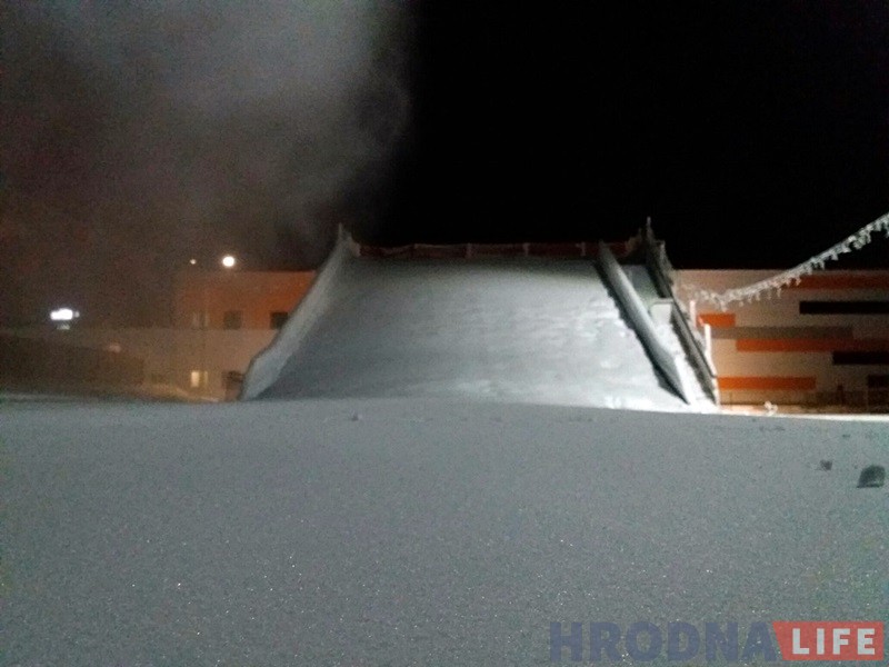 Пришли морозы и около "OldCity" стали готовить снежную горку Пришли морозы и около "OldCity" стали готовить снежную горку