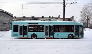 "Нанотехнологии": как в Гродно новенький мусоровоз забирает мусор из старых контейнеров