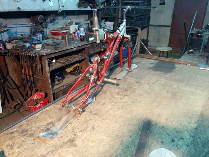 "Увидел в Друскининкае и сделал свой". Под Гродно парень обкатывает горки на самодельном сноубайке "Увидел в Друскининкае и сделал свой". Под Гродно парень обкатывает горки на самодельном сноубайке