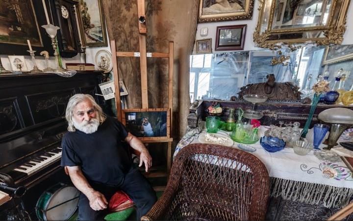 "За месяц только 10 посетителей". Януш Парулис распродает экспонаты музея, чтобы оплатить аренду "За месяц только 10 посетителей". Януш Парулис распродает экспонаты музея, чтобы оплатить аренду