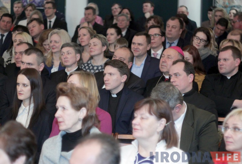 Польский оркестр сыграл концерт в Гродно и подарил чиновникам пиво Польский оркестр сыграл концерт в Гродно и подарил чиновникам пиво