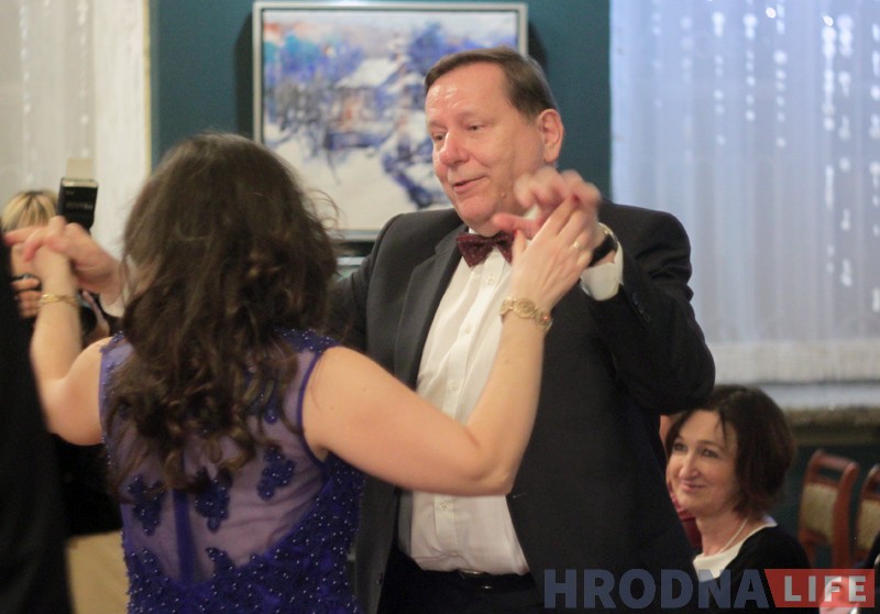 Польский оркестр сыграл концерт в Гродно и подарил чиновникам пиво Польский оркестр сыграл концерт в Гродно и подарил чиновникам пиво