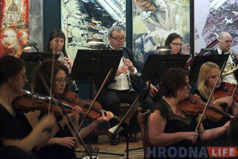 Польский оркестр сыграл концерт в Гродно и подарил чиновникам пиво Польский оркестр сыграл концерт в Гродно и подарил чиновникам пиво