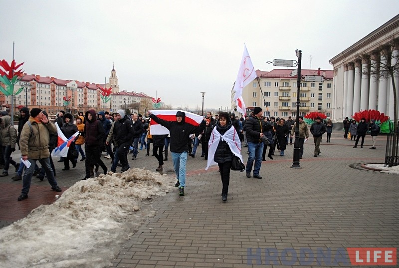 Недовольные гродненцы вышли на митинг против налога на тунеядство Недовольные гродненцы вышли на митинг против налога на тунеядство