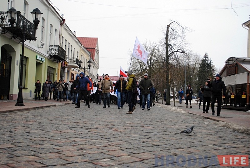 Недовольные гродненцы вышли на митинг против налога на тунеядство Недовольные гродненцы вышли на митинг против налога на тунеядство