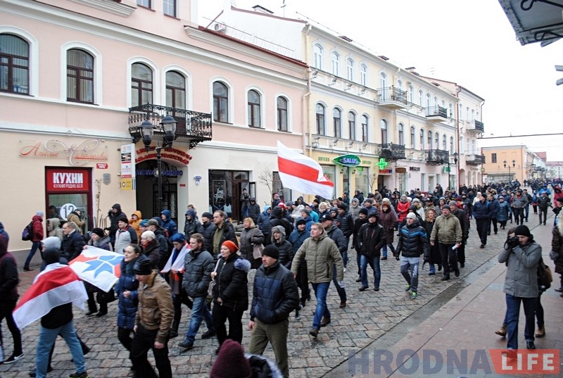 Недовольные гродненцы вышли на митинг против налога на тунеядство Недовольные гродненцы вышли на митинг против налога на тунеядство