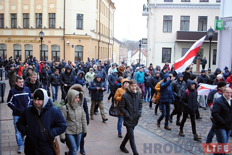 Недовольные гродненцы вышли на митинг против налога на тунеядство Недовольные гродненцы вышли на митинг против налога на тунеядство