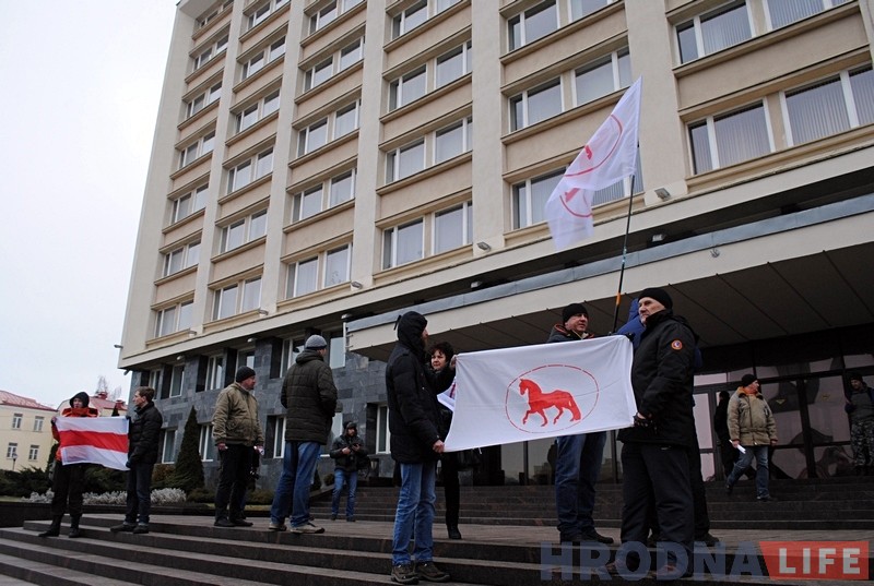 Недовольные гродненцы вышли на митинг против налога на тунеядство Недовольные гродненцы вышли на митинг против налога на тунеядство