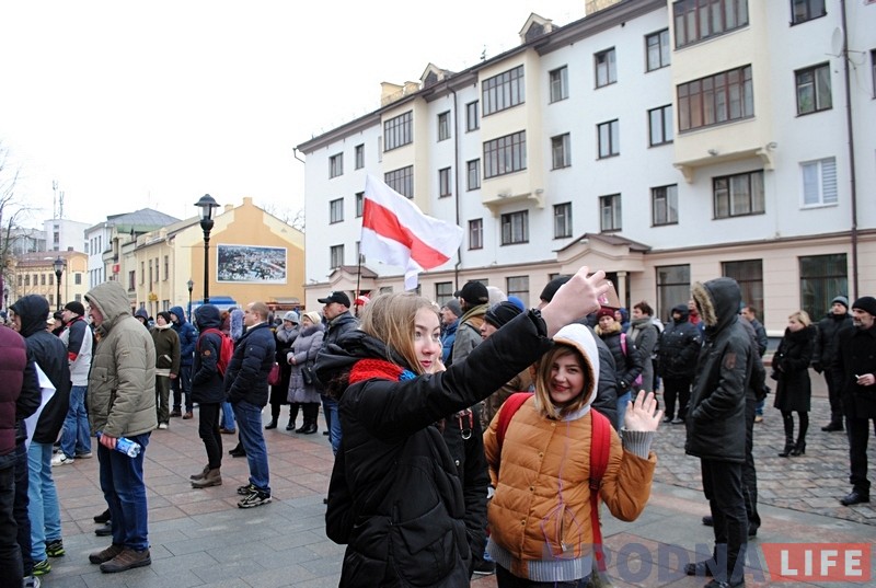 Недовольные гродненцы вышли на митинг против налога на тунеядство Недовольные гродненцы вышли на митинг против налога на тунеядство