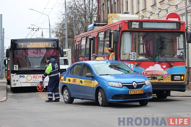ДТП троллейбуса и такси временно парализовало движение в центре Гродно ДТП троллейбуса и такси временно парализовало движение в центре Гродно