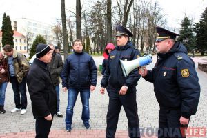Саляника не задержали, а человека в противогазе не пустили на митинг: 9 мая в Гродно Саляника не задержали, а человека в противогазе не пустили на митинг: 9 мая в Гродно
