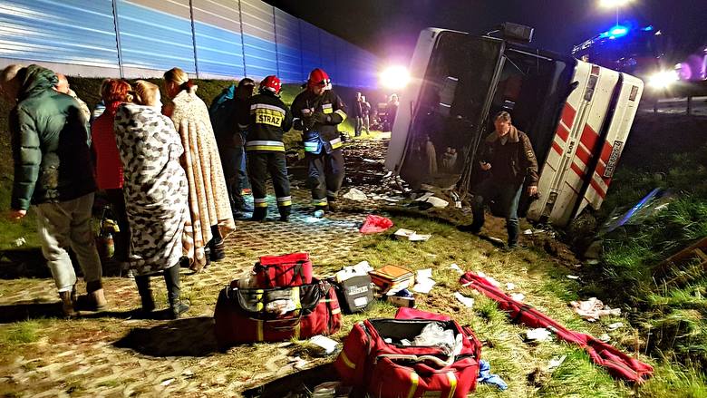 Туристический автобус на гродненских номерах перевернулся между Лодзью и Варшавой. 18 человек ранены Туристический автобус на гродненских номерах перевернулся между Лодзью и Варшавой. 18 человек ранены