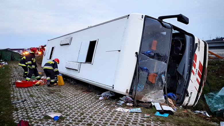 Туристический автобус на гродненских номерах перевернулся между Лодзью и Варшавой. 18 человек ранены Туристический автобус на гродненских номерах перевернулся между Лодзью и Варшавой. 18 человек ранены