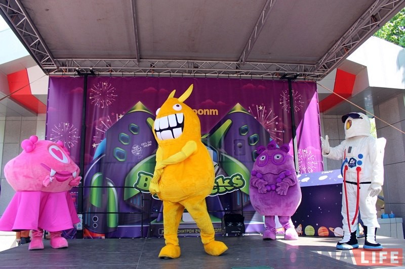 Сотни гродненцев пришли знакомиться с новыми Бонстиками в парк Жилибера Сотни гродненцев пришли знакомиться с новыми Бонстиками в парк Жилибера