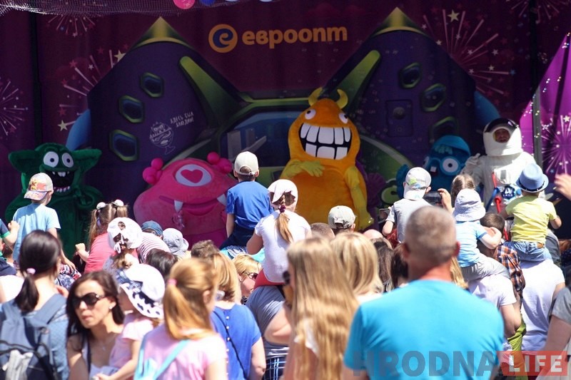 Сотни гродненцев пришли знакомиться с новыми Бонстиками в парк Жилибера Сотни гродненцев пришли знакомиться с новыми Бонстиками в парк Жилибера