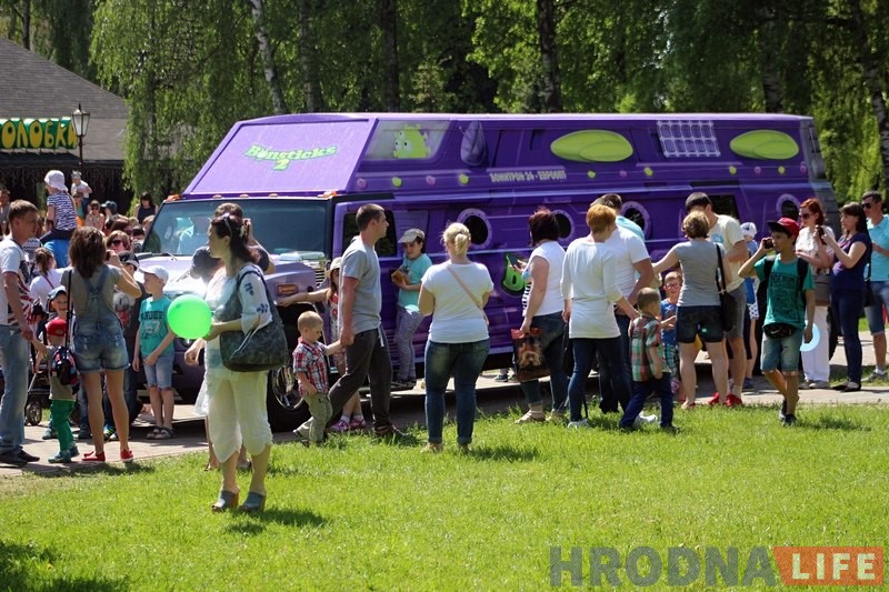 Сотни гродненцев пришли знакомиться с новыми Бонстиками в парк Жилибера Сотни гродненцев пришли знакомиться с новыми Бонстиками в парк Жилибера