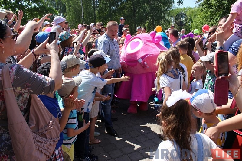 Сотни гродненцев пришли знакомиться с новыми Бонстиками в парк Жилибера Сотни гродненцев пришли знакомиться с новыми Бонстиками в парк Жилибера