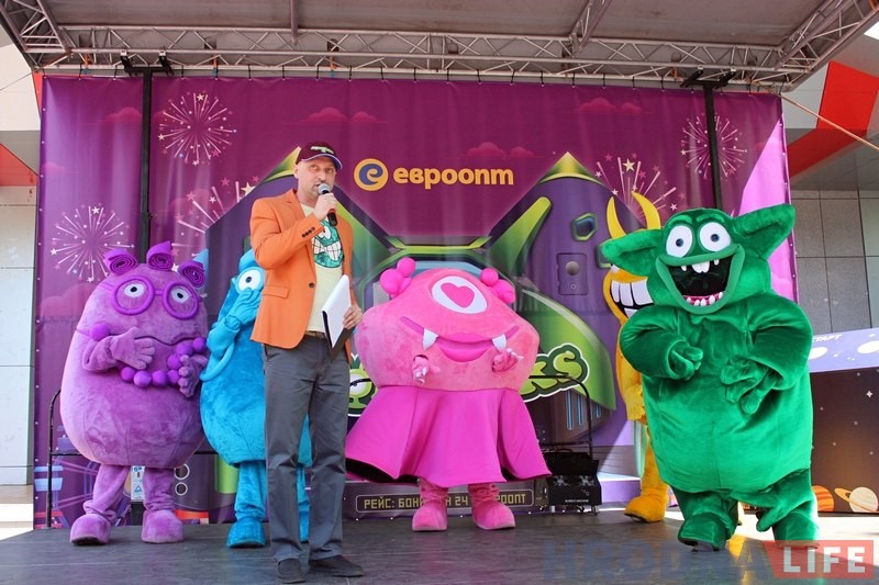 Сотни гродненцев пришли знакомиться с новыми Бонстиками в парк Жилибера Сотни гродненцев пришли знакомиться с новыми Бонстиками в парк Жилибера