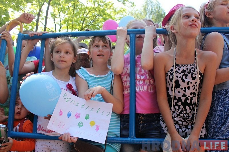 Сотни гродненцев пришли знакомиться с новыми Бонстиками в парк Жилибера Сотни гродненцев пришли знакомиться с новыми Бонстиками в парк Жилибера