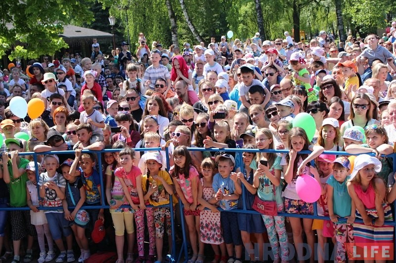 Сотни гродненцев пришли знакомиться с новыми Бонстиками в парк Жилибера Сотни гродненцев пришли знакомиться с новыми Бонстиками в парк Жилибера