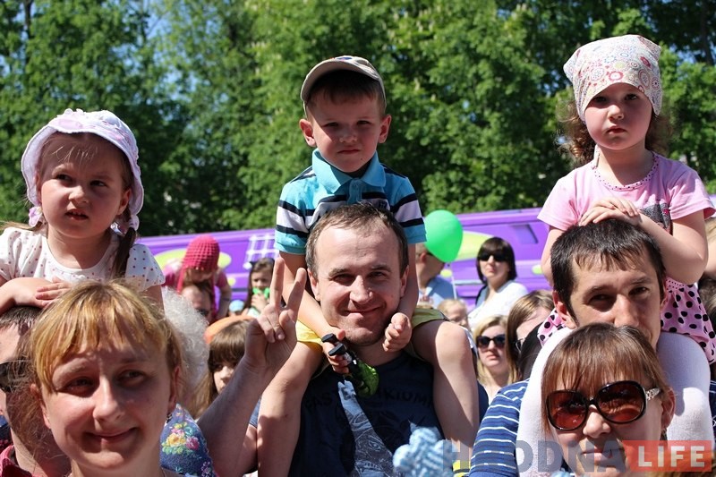 Сотни гродненцев пришли знакомиться с новыми Бонстиками в парк Жилибера Сотни гродненцев пришли знакомиться с новыми Бонстиками в парк Жилибера