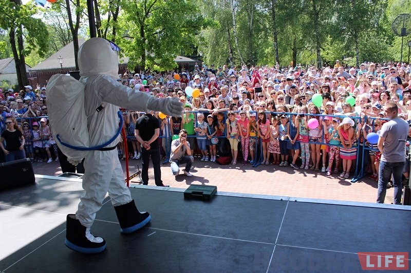 Сотни гродненцев пришли знакомиться с новыми Бонстиками в парк Жилибера Сотни гродненцев пришли знакомиться с новыми Бонстиками в парк Жилибера