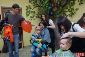 Можно на стуле, а можно под столом. Где стричься в "Подстригульках" - решают маленькие клиенты