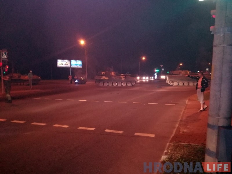 В Гродно легковая машина въехала в колонну бронетехники В Гродно легковая машина въехала в колонну бронетехники
