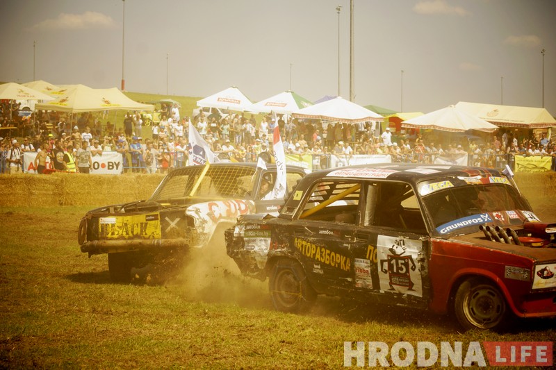 "Победил на пустых колесах". Черная и белая "Волги" сошлись в финальном поединке гродненских автобоев "Победил на пустых колесах". Черная и белая "Волги" сошлись в финальном поединке гродненских автобоев