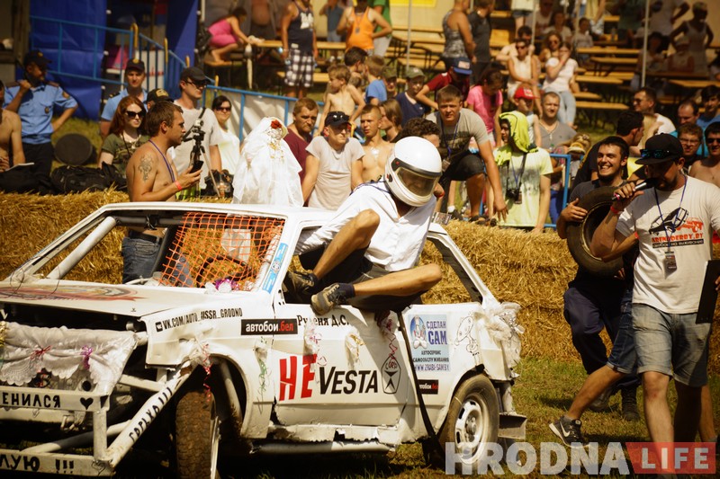 "Победил на пустых колесах". Черная и белая "Волги" сошлись в финальном поединке гродненских автобоев "Победил на пустых колесах". Черная и белая "Волги" сошлись в финальном поединке гродненских автобоев