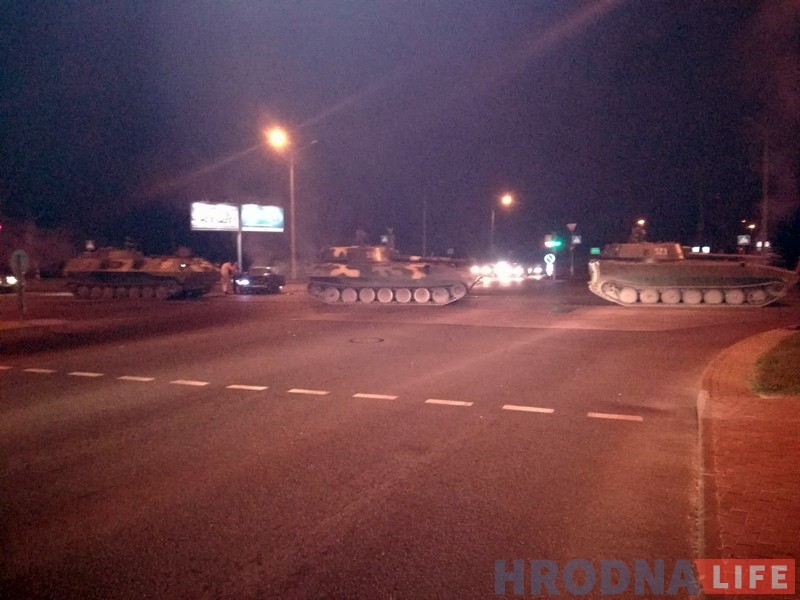 В Гродно легковая машина въехала в колонну бронетехники В Гродно легковая машина въехала в колонну бронетехники