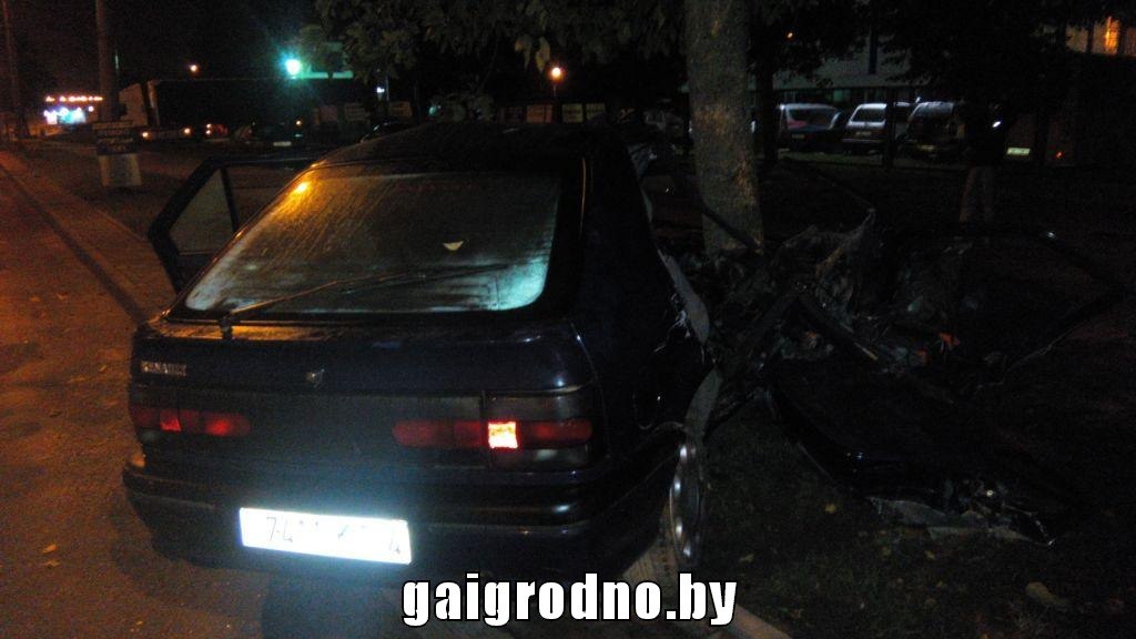 Ночная авария в Гродно: легковая машина столкнулась с деревом - пассажирка погибла Ночная авария в Гродно: легковая машина столкнулась с деревом - пассажирка погибла