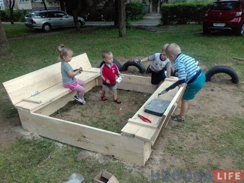 "От ЖЭСа ничего не дождешься". Гродненцы продолжают сами делать во дворах детские площадки "От ЖЭСа ничего не дождешься". Гродненцы продолжают сами делать во дворах детские площадки