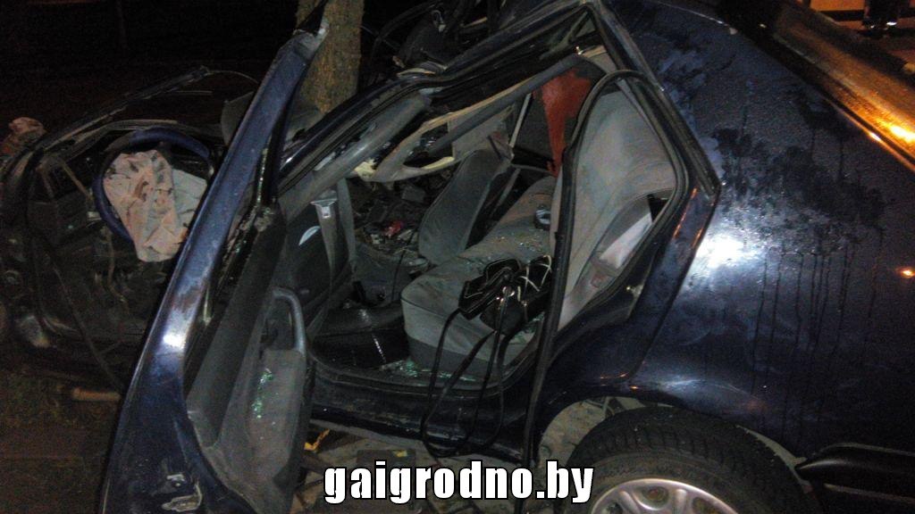 Ночная авария в Гродно: легковая машина столкнулась с деревом - пассажирка погибла Ночная авария в Гродно: легковая машина столкнулась с деревом - пассажирка погибла